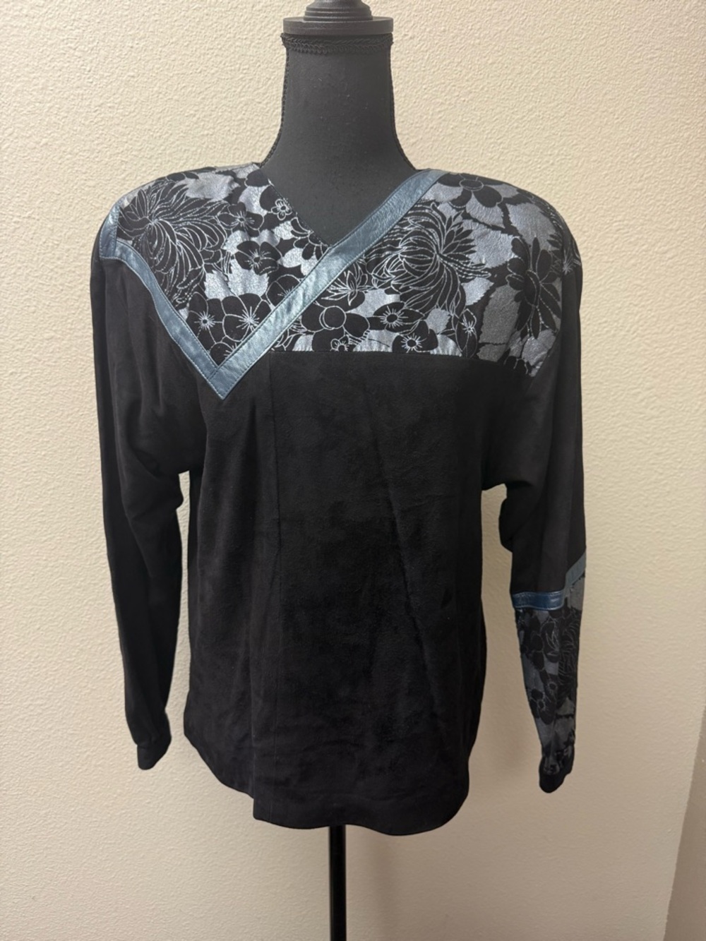 Siena NY Black Leather Floral Panel Top XS Long Sleeve V Neck Unique Chic - Picture 2 of 11